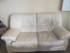 canapé cuir 2 places couleur beige.. marque d'usure..aucun accroc. Hauteur 95 cm