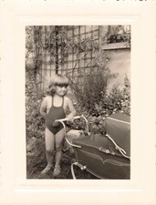 ANCIENNE PHOTOGRAPHIE FILLETTE EN SALOPPE DANS LE JARDIN AVEC SON LANDEAU