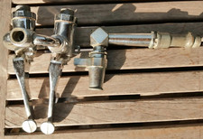 ancien robinet à pied à double pédale