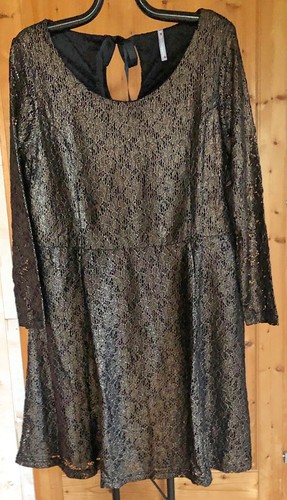 Robe soirée dentelle dorée