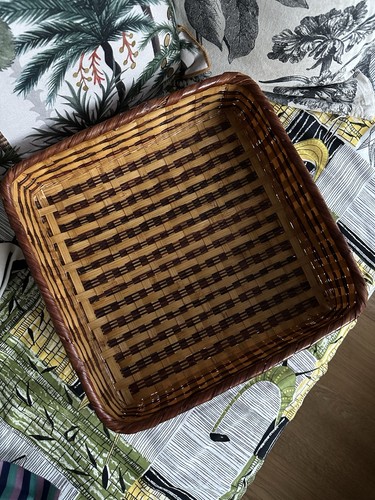Grand panier corbeille sur