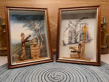 Paire de tableaux cadres en bois décoration représentent jolie scène en bois.