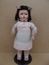 ancienne poupée avec les yeux