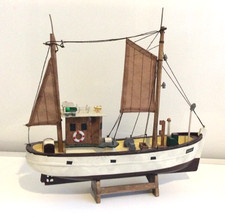 maquette de bateau de pêche en bois