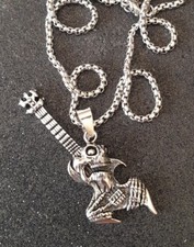 Collier. Pendentif Guitare, Tête De Mort. Couleur Argent. En Acier.