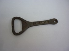 Ancien décapsuleur publicitaire en métal bière Le Lion / Tournai Belgique