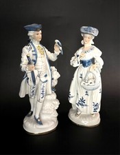 Paire de sujets en porcelaine scene galante aux perruches 26 cm