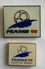 97 - 2 Pin's FOOTBALL WORLD