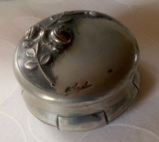 Boite bonbonnière en étain signée A. Chezal à décor de roses