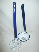 LOUCHE PASOIR DECOR COUPLE BRETON  ANCIEN EN TOLE EMAILLEE  USTENSILES