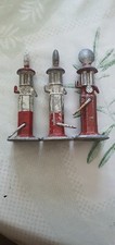 2 anciennes pompe à essence Dinky toys