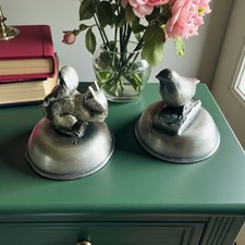 Figurines en étain vintage – écureuil et oiseau.