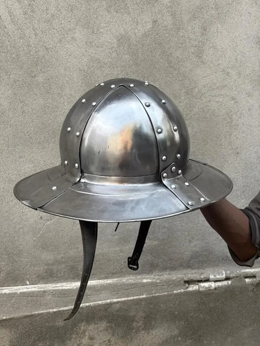 Casque bouilloire médiéval