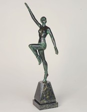 Sculpture en bronze Art Deco d’une danseuse de cabaret.
