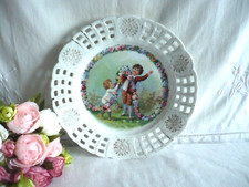 Ancienne assiette porcelaine ajourée dentelle enfants guirlande fleurs 25cm
