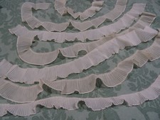 3m,20 en tout du plissé nylon ,jupons cols ou poignets vintage ,blanc