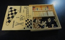 PETITE BOITE DE VOYAGE EN BOIS DE JEUX (ECHECS, DAMES, MIKADOS ET DOMINOS)