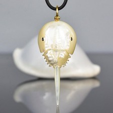 Pendentif De Limule En Nacre
