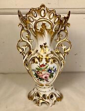 Joli vase cornet en porcelaine de Paris à décor de fleurs. Epoque XIXème.