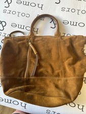 Sac en daim, couleur camel, de la marque Gérard Darel (tâché)