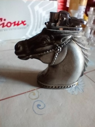 Gros briquet table buste - de,