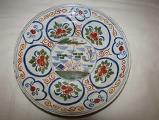 ADRAEN KOCKS  BELLE ASSIETTE EN DELFT A DECORS DE MEDAILLONS FLEURIS MONOGRAME 