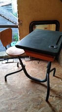 Bureau d’école ancien avec siège intégré – Pupitre vintage – Plateau bakélite