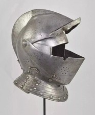 Casque médiéval fermé prêt