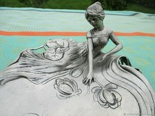 plateau ancien Femme et fleurs