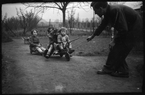 Enfants sur tricycle homme