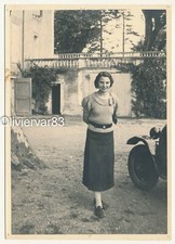 Vintage photo 7x5 - Pretty elegant young woman by old car in courtyard