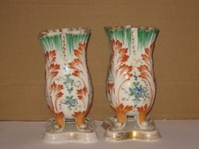 PAIRE DE VASES EN PORCELAINE