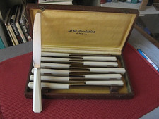 ++"532.23"  12 COUTEAUX DE TABLE VINTAGE MANCHE PLASTIQUE ET LAME INOX