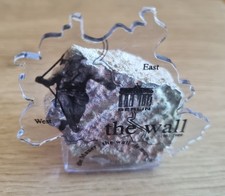 Pièce originale du mur de Berlin dans un présentoir unique en perspex +...