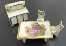 Meubles de salle à manger miniatures en porcelaine de Limoges décor galant objet