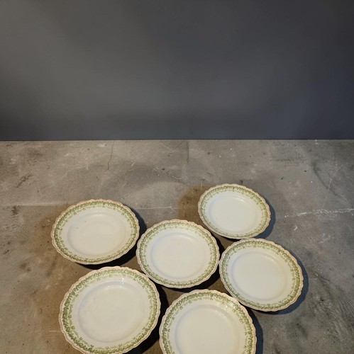 Assiettes creuses à - creuses, /