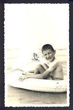 cpa CARTE PHOTO vers 1930 BELGIQUE Gevaert Enfant MER BATEAU GONFLABLE Voile