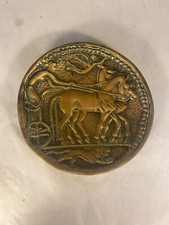 Max le Verrier. 1891-1973. Coupe en bronze à décor d’un quadrige et victoire.