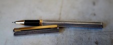 BEAU STYLO ROLLER CARAN D'ACHE ECRIDOR EN METAL PL. ARGENT - FINITION GUILLOCHEE