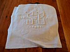 Monogramme SB brodé sur lin