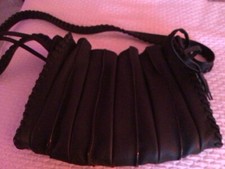 TRÈS JOLI  SAC CUIR NOIR AVEC