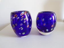 LOT DE 2 VASES EN VERRE BLEU