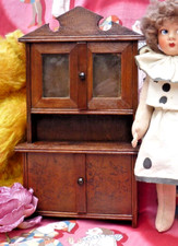 PETIT BUFFET ANCIEN en BOIS orné D'OISEAUX pyrogravés vers 1920, POUPÉE ANCIENNE