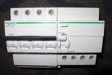 DISJONCTEUR A9F94432