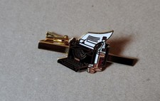 pince cravate écrivain journaliste (machine à écrire signé démons et merveilles)