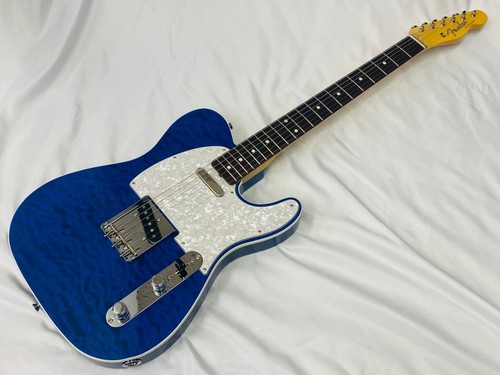 Guitare bleue translucide