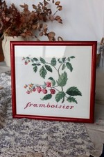 Tableau vintage brodé main “Framboisier” encadré – Point de croix