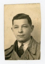 PHOTO d'identité, portrait jeune homme à l'imper cravate