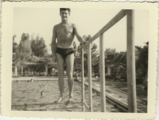 PHOTO ANCIENNE - VINTAGE SNAPSHOT - HOMME TORSE NU MUSCLE SLIP PISCINE - MAN