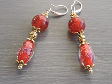 Boucles  d oreilles perles  de murano ovale et perles de sable rouge  p int p or